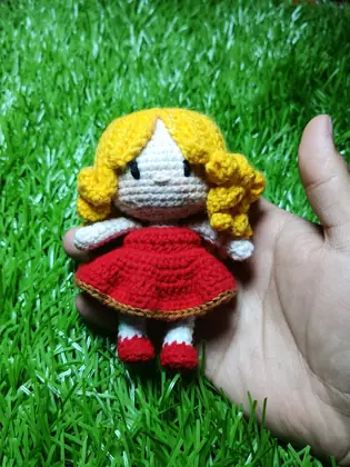 Muñeca rubia con vestido rojo